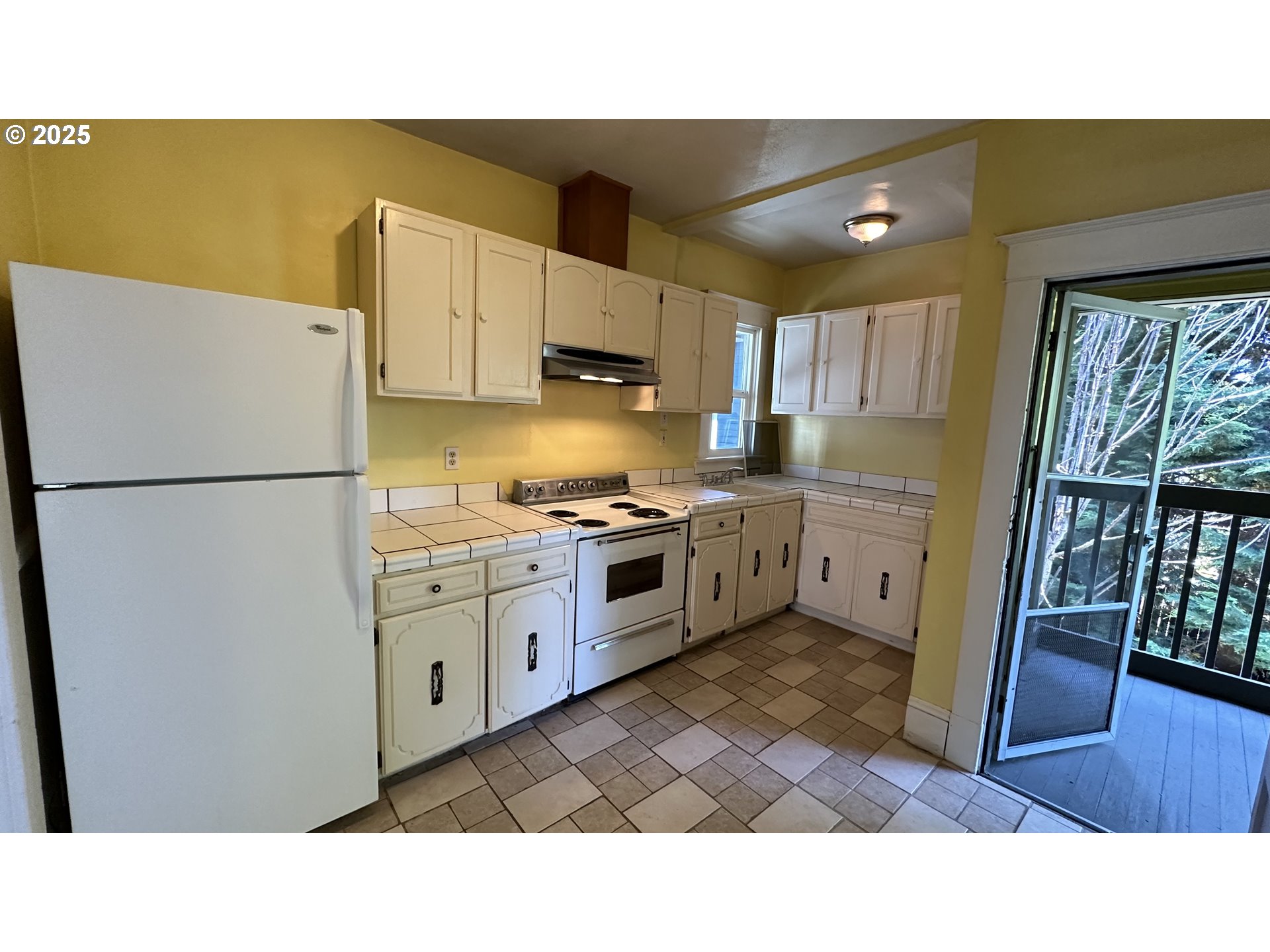 3122 North Williams Avenue Portland, OR 97227 - Photo 20 of 30 a kitchen with stainless steel appliances a refrigerator sink and cabinets