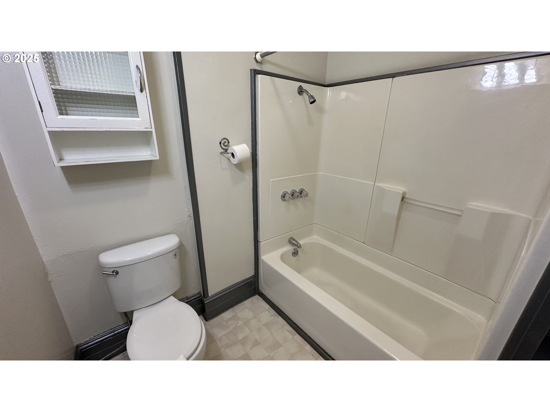 3122 North Williams Avenue Portland, OR 97227 - Photo 28 of 30 a bathroom with a toilet and a bathtub