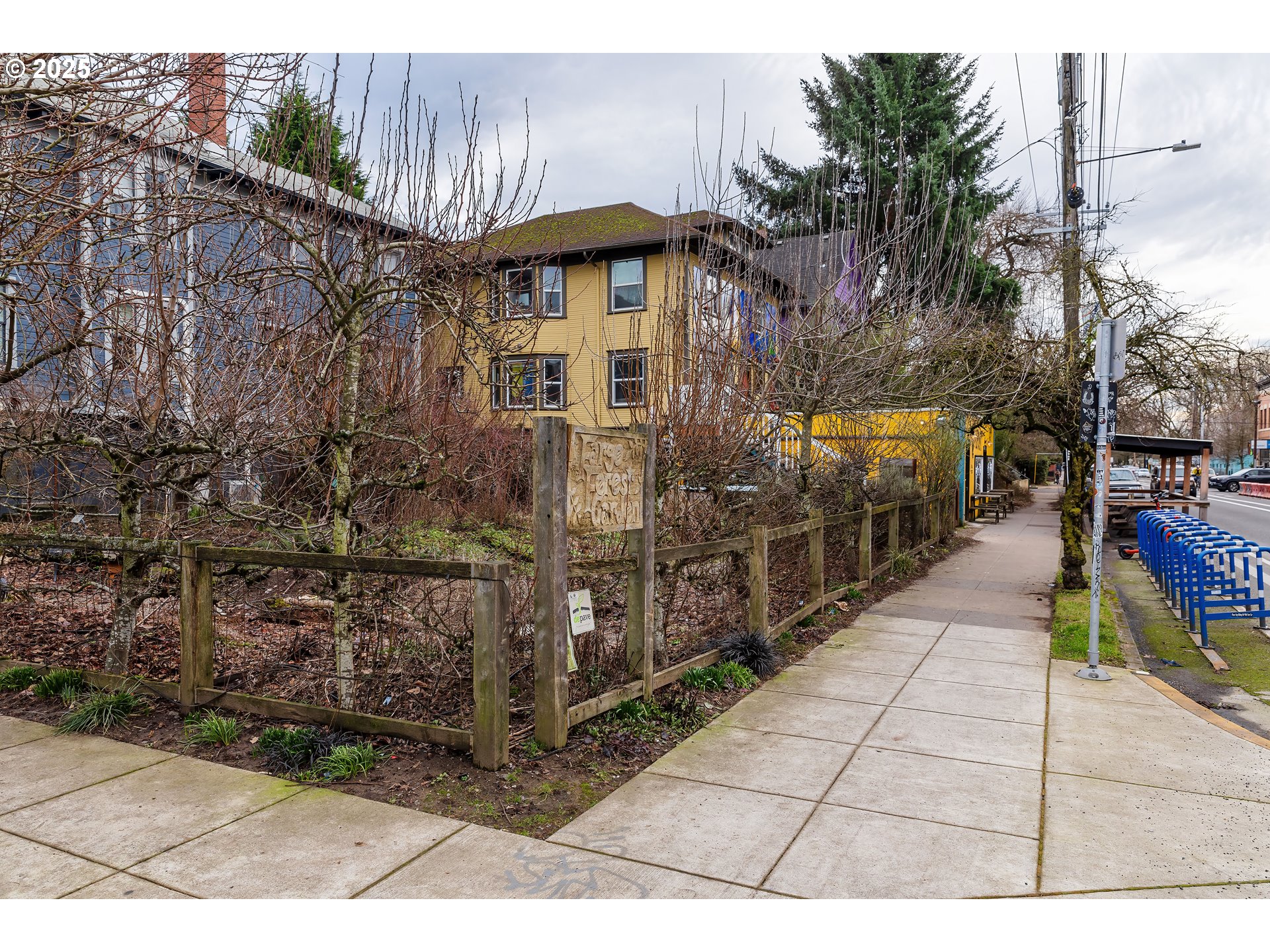 3122 North Williams Avenue Portland, OR 97227 - Photo 9 of 30 a view of a pathway with an empty space