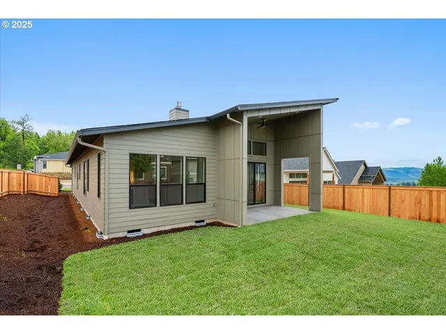 a view of a house with yard and porch