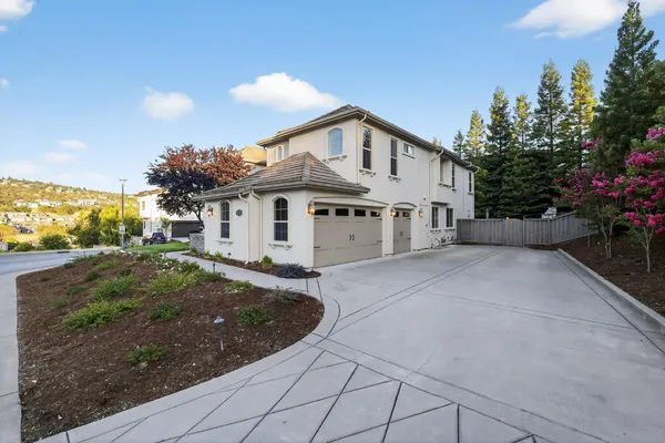 a view of a house with backyard