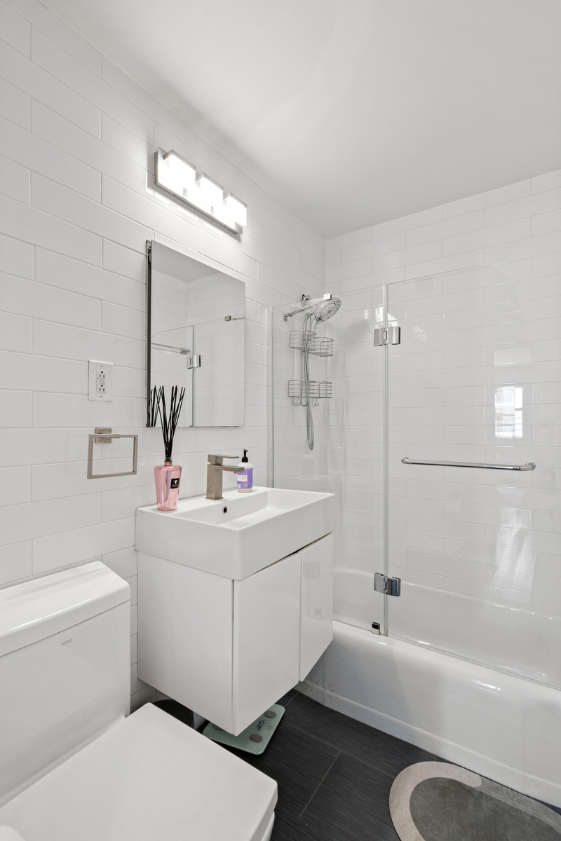 Undisclosed Address Manhattan, NY 10075 - Photo 7 of 12