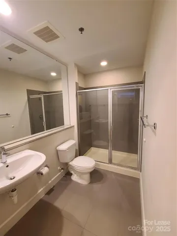 $1,700 | 333 West Trade Street, Unit 2201, Charlotte, NC 28202