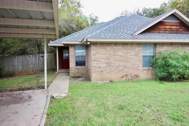 $1,395 | 954 East 3rd Street, Weatherford, TX 76086