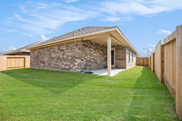 a view of a back yard of the house