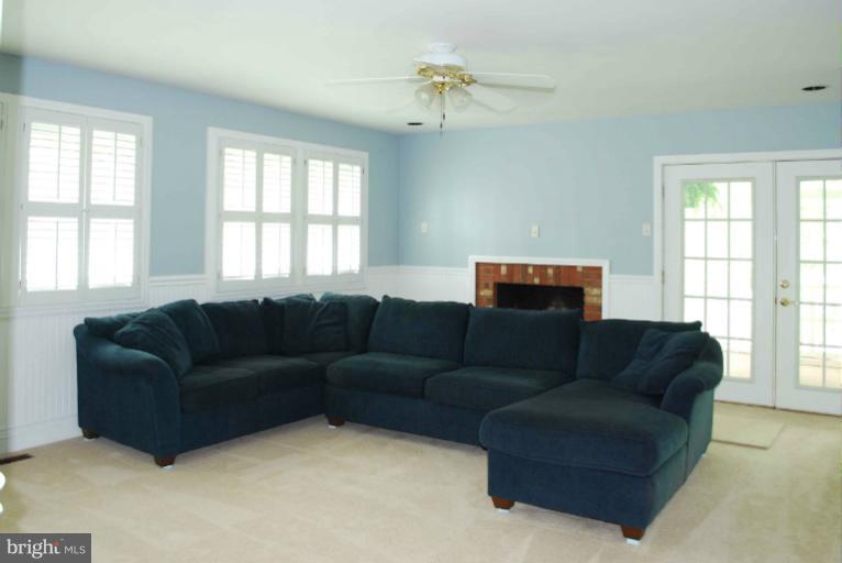 13436 Compton Road Clifton, VA 20124 - Photo 22 of 26 Living Room