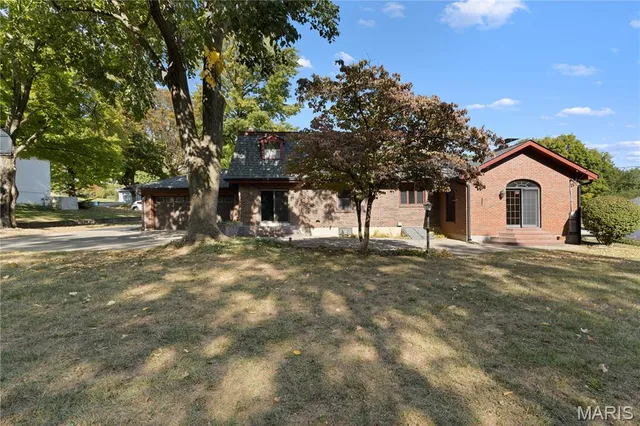 $385,000 | 912 Indian Hills Drive, St. Charles, MO 63301