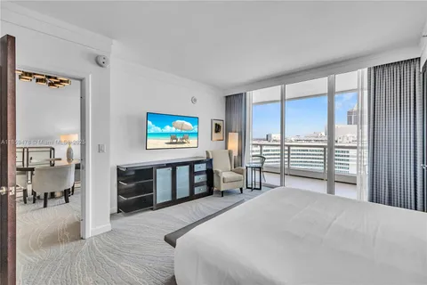 $2,990,000 | 4391 Collins Avenue, Unit 17061707, Miami Beach, FL 33140