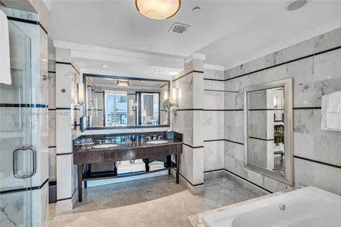 $2,990,000 | 4391 Collins Avenue, Unit 17061707, Miami Beach, FL 33140