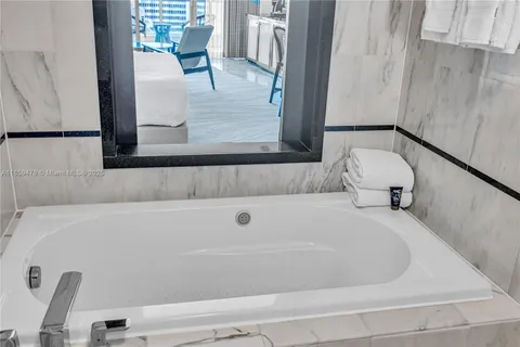 $2,990,000 | 4391 Collins Avenue, Unit 17061707, Miami Beach, FL 33140