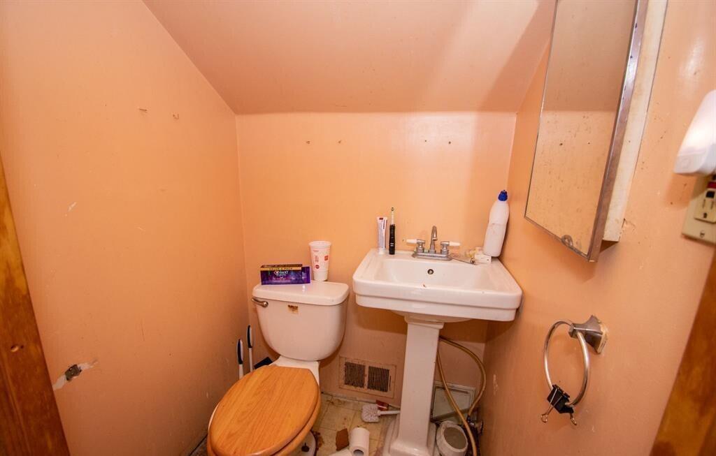 300 Cleveland Street Chelsea, MI 48118 - Photo 9 of 20 20241206172010654206000000-o