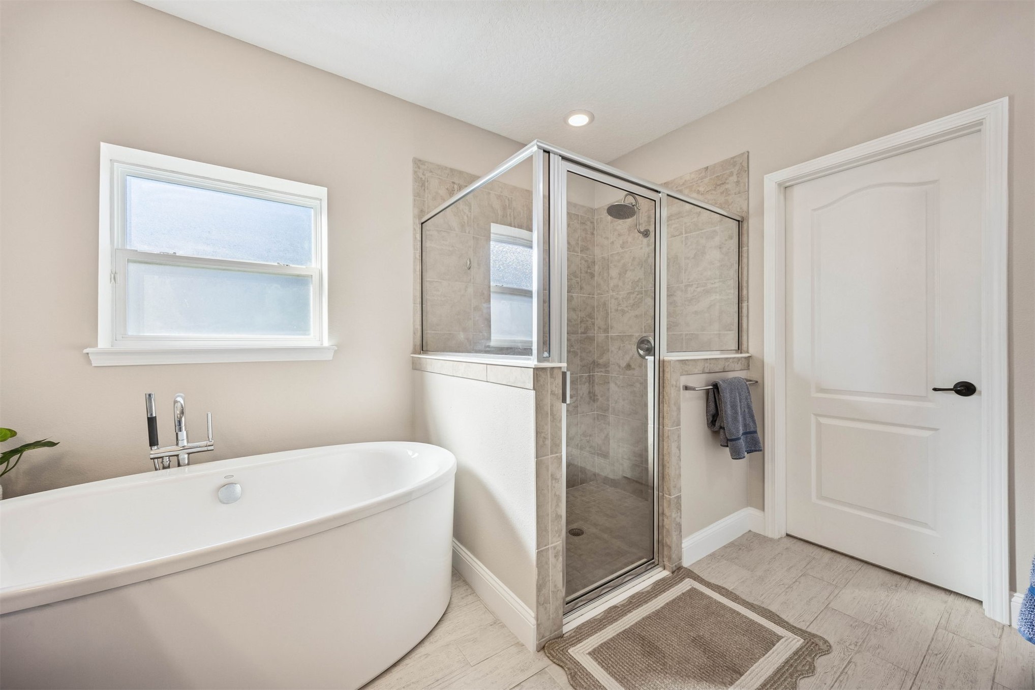 828 Simmons Road Fernandina Beach, FL 32034 - Photo 23 of 41 Large soaking tub & Walk-in shower