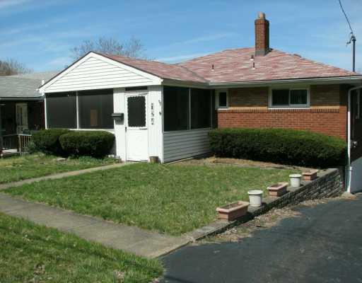 124 Parkedge Road Green Tree, PA 15220 - Photo 1 of 6 Exterior Front.