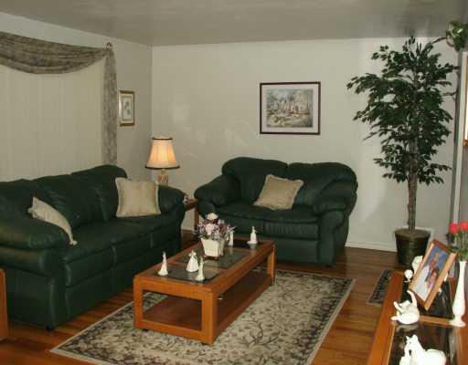 124 Parkedge Road Green Tree, PA 15220 - Photo 2 of 6 Living Room.