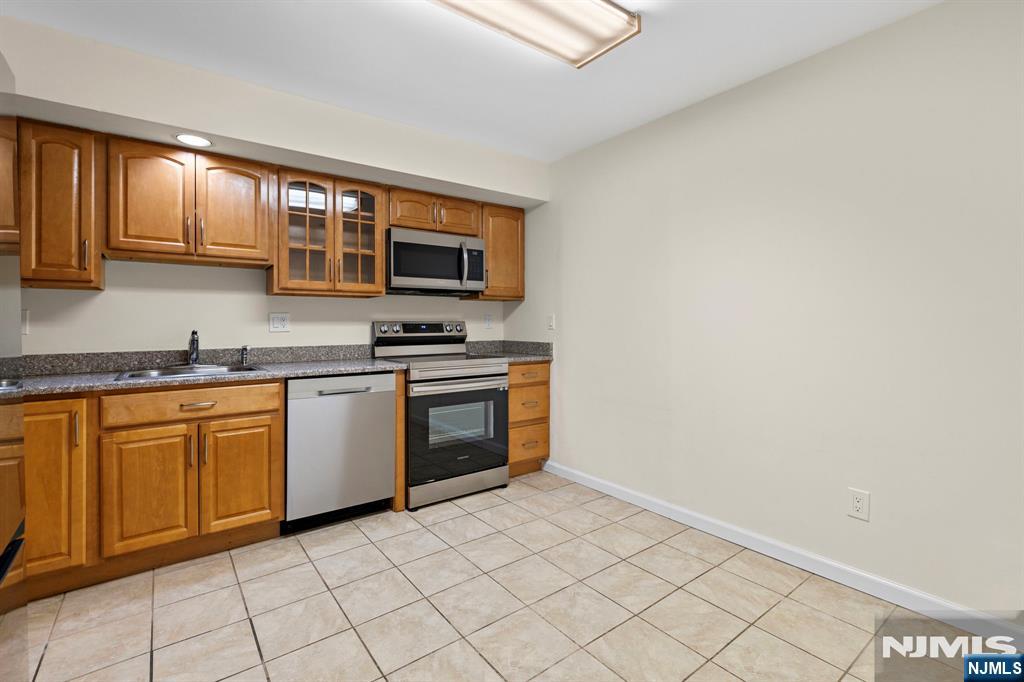 319 Gorge Road, Unit 6 Cliffside Park, NJ 07010 - Photo 8 of 24 Gallery Image 8