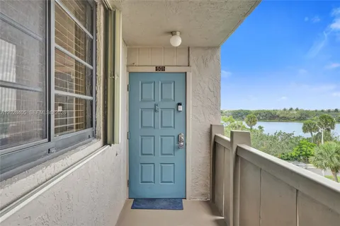 $240,000 | 901 Colony Point Circle, Unit 501, Pembroke Pines, FL 33026