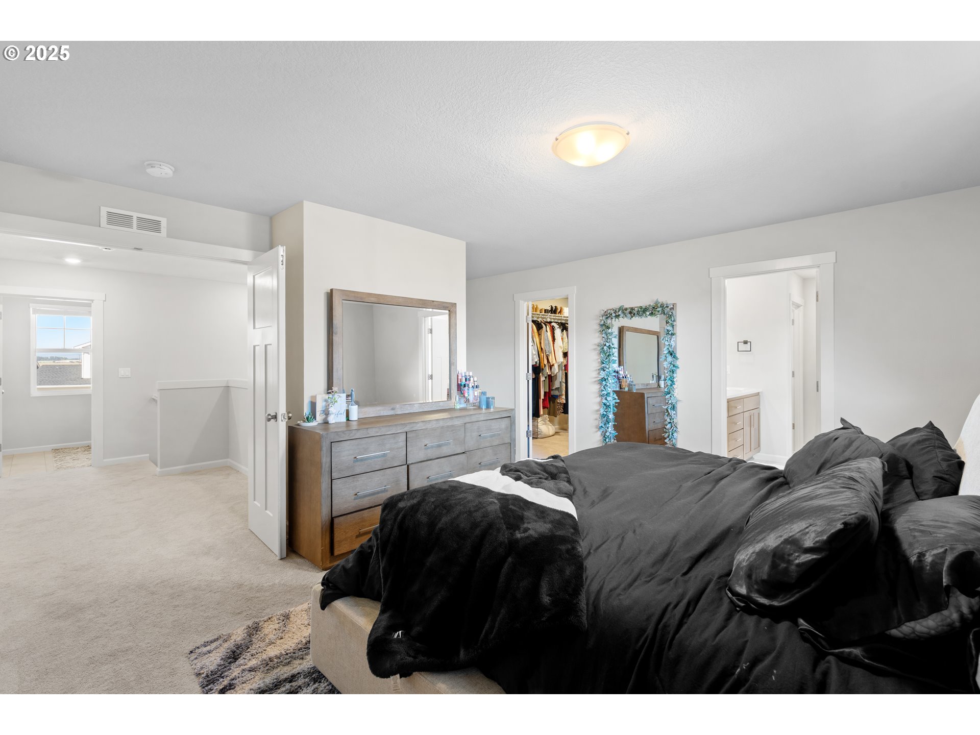 6099 Savannah Street Southeast Albany, OR 97322 - Photo 19 of 32 a bedroom with a bed and a cabinets