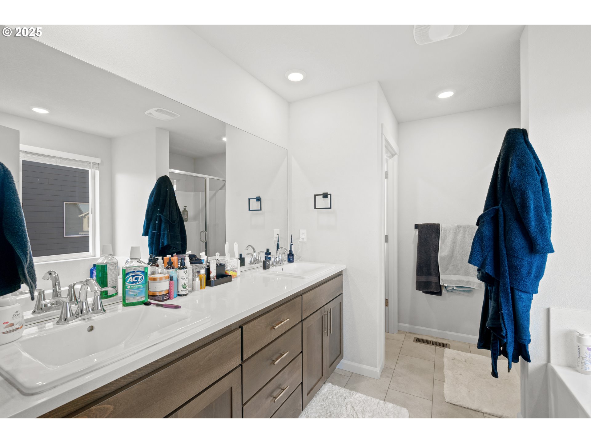 6099 Savannah Street Southeast Albany, OR 97322 - Photo 23 of 32 a bathroom with a sink double vanity and a mirror