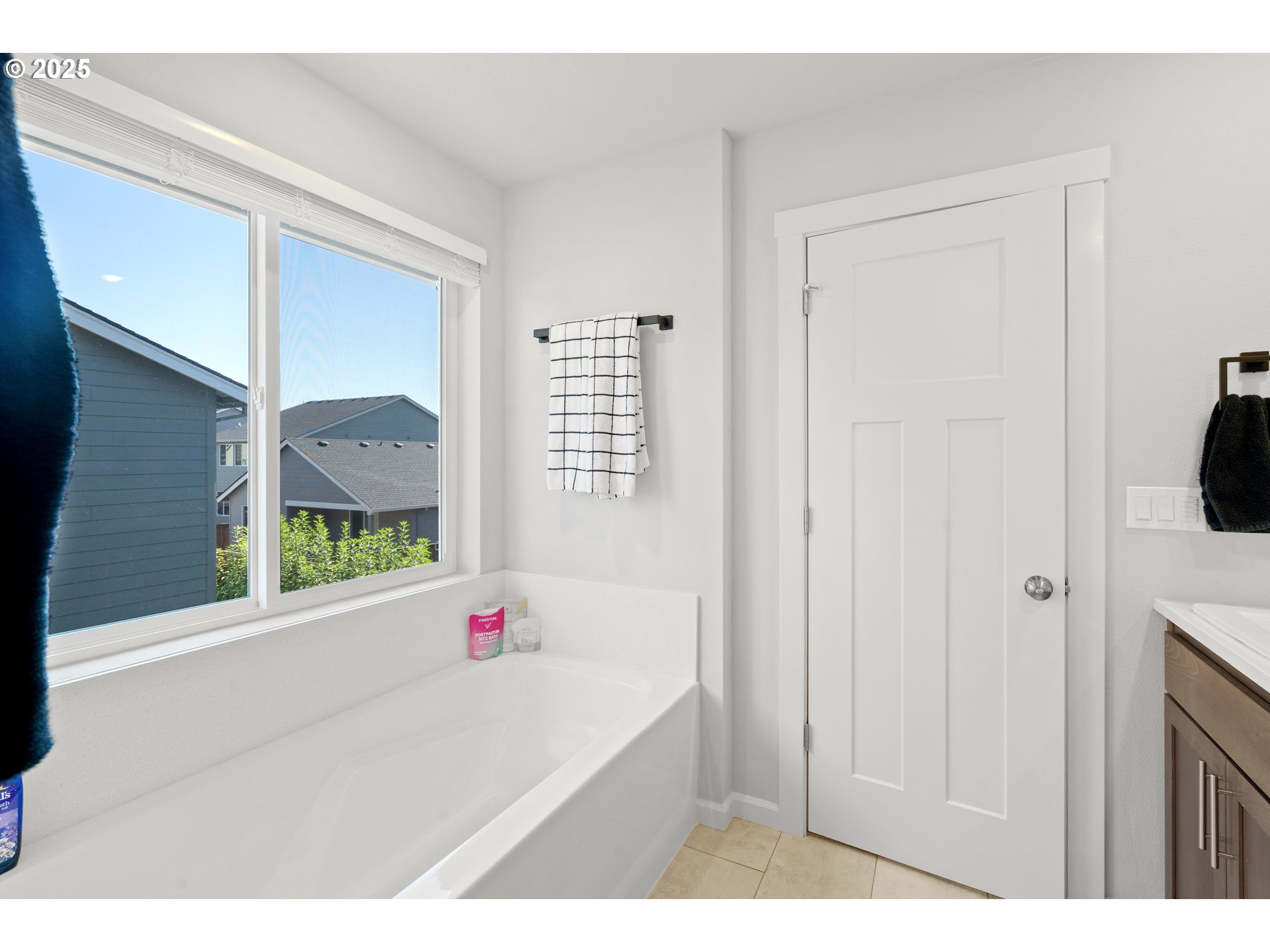 6099 Savannah Street Southeast Albany, OR 97322 - Photo 24 of 32 a bathroom with a tub and a window