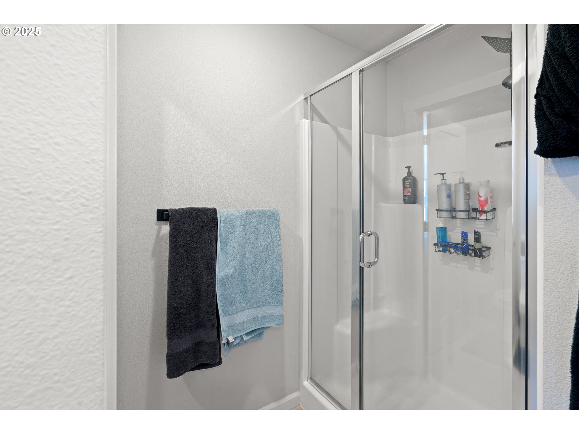 6099 Savannah Street Southeast Albany, OR 97322 - Photo 25 of 32 a bathroom with a shower and a sink