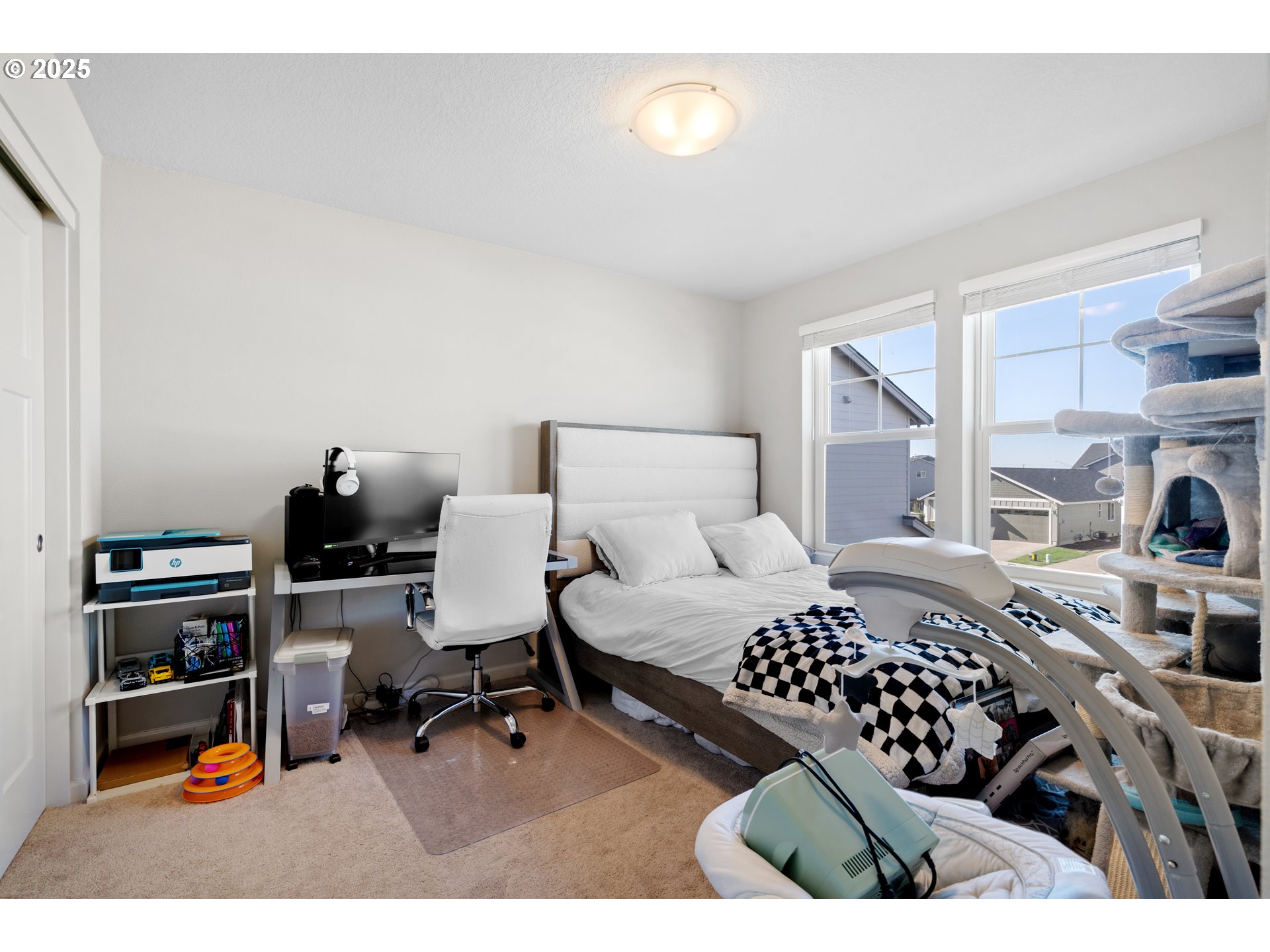 6099 Savannah Street Southeast Albany, OR 97322 - Photo 28 of 32 a bedroom with a bed and a chair