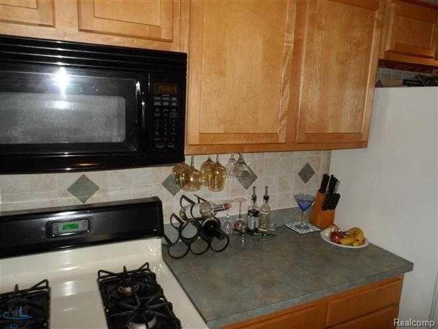 8465 Potomac Street Center Line, MI 48015 - Photo 14 of 20 31127805-13.jpg