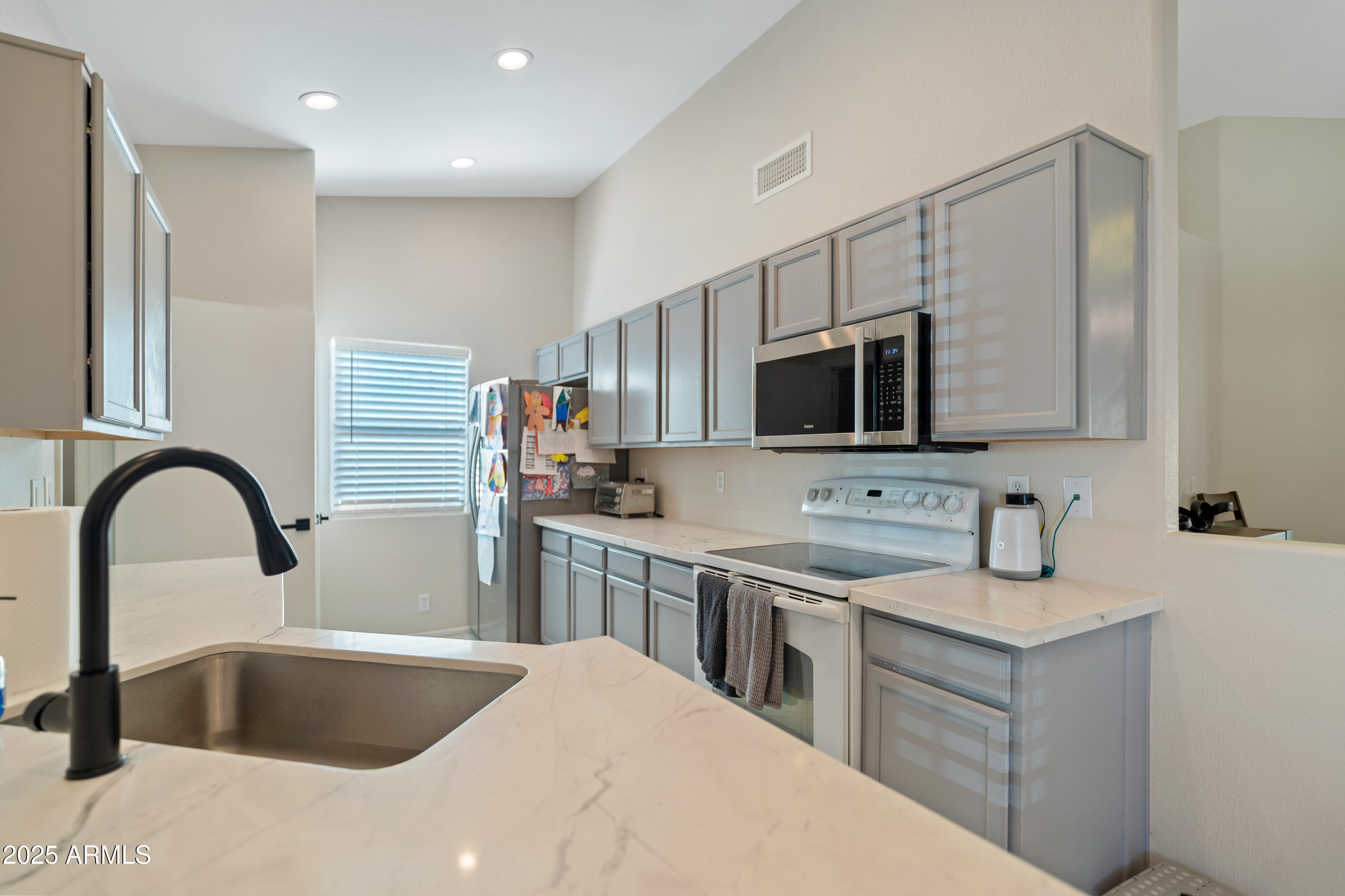 18240 North 89th Lane Peoria, AZ 85382 - Photo 8 of 35 DSC04995