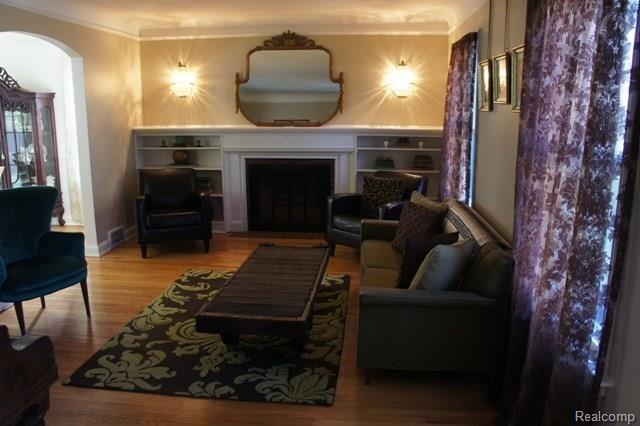 26 Amherst Road Pleasant Ridge, MI 48069 - Photo 7 of 43 Living rm1.JPG