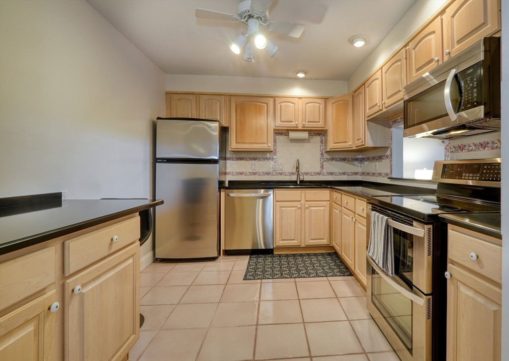 1 Summit Drive, Unit 62 Reading, MA 01867 - Photo 7 of 21