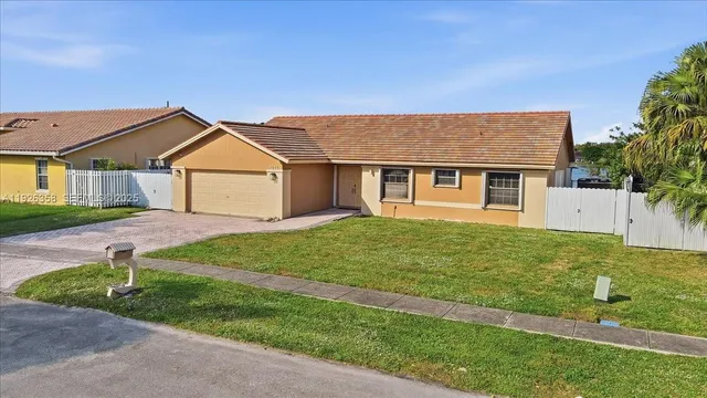 a view of a house with a yard