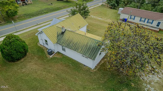 a view of a house with backyard