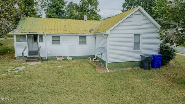 a view of a backyard of the house