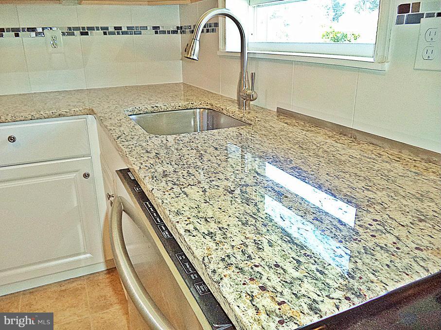 12904 Neola Road Silver Spring, MD 20906 - Photo 3 of 30 GLEAMING GRANITES ! STNLSS-STL*CERAMIC BACK-SPLASH