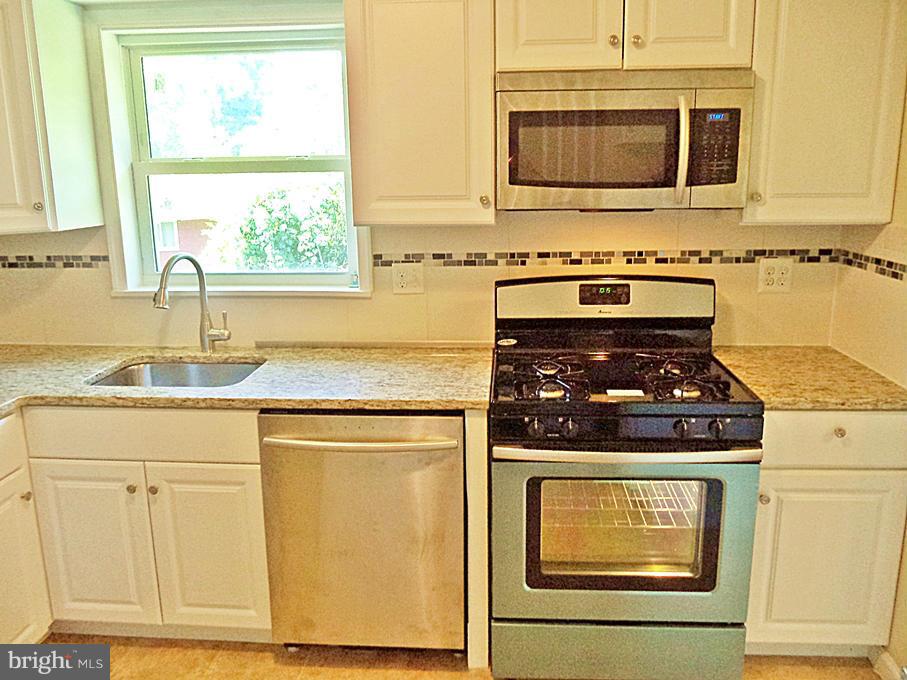 12904 Neola Road Silver Spring, MD 20906 - Photo 8 of 30 ALL-NEW GORGEOUS GRANITES*CERAMICS*STNLSS-STL*NEW