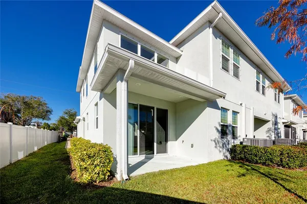 a view of a backyard