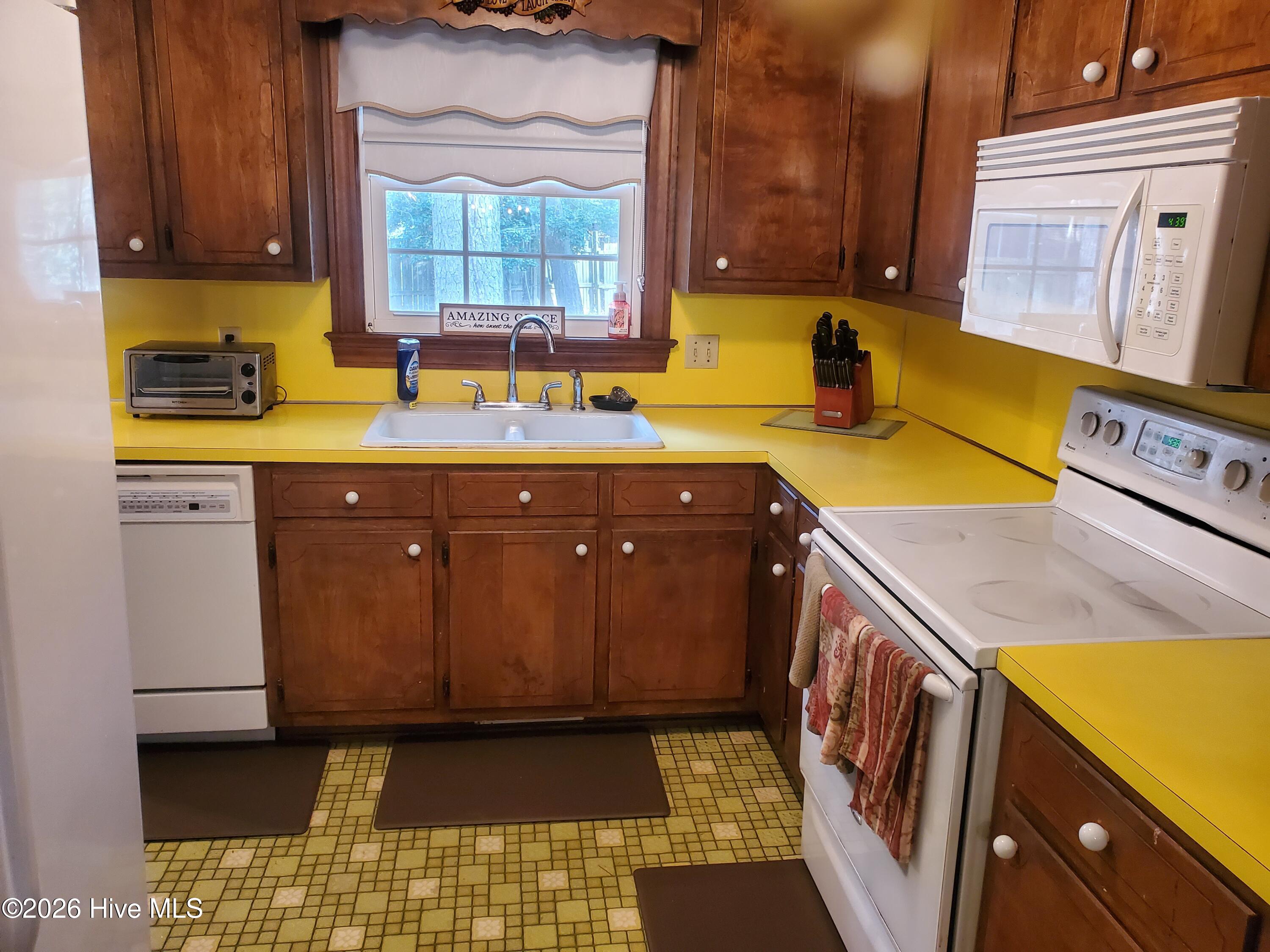 206 Staffordshire Road Greenville, NC 27834 - Photo 15 of 18 kitchen front view