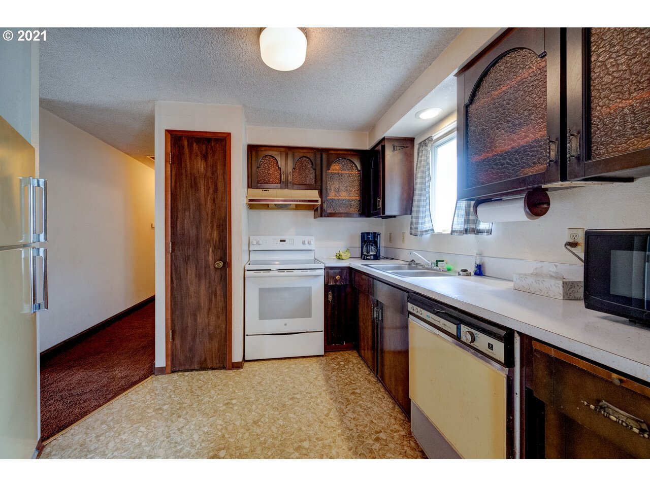 8530 South Barnards Road Canby, OR 97013 - Photo 11 of 22 a kitchen with a sink a stove and cabinets