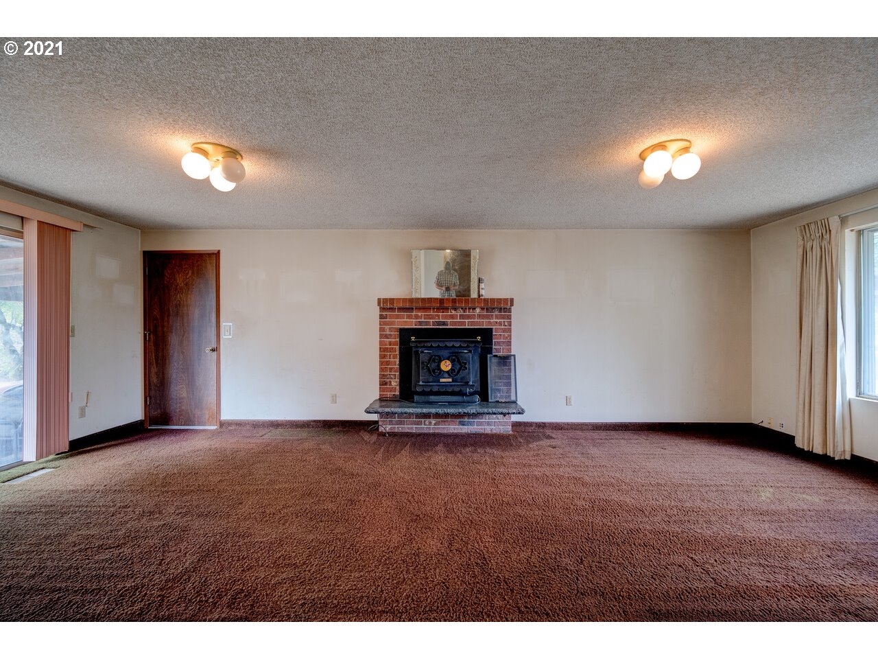 8530 South Barnards Road Canby, OR 97013 - Photo 12 of 22 a view of an empty room with window and fireplace