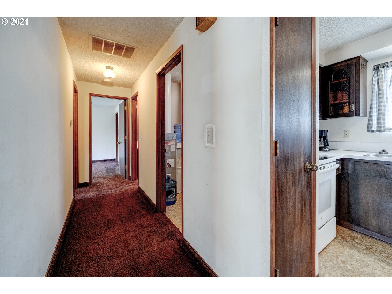 8530 South Barnards Road Canby, OR 97013 - Photo 13 of 22 a view of a hallway with wooden floor