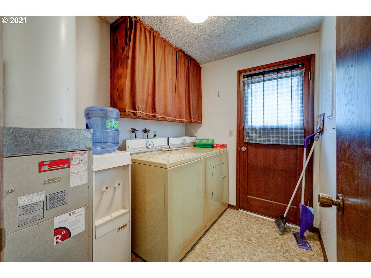 8530 South Barnards Road Canby, OR 97013 - Photo 14 of 22 a utility room with dryer and washer