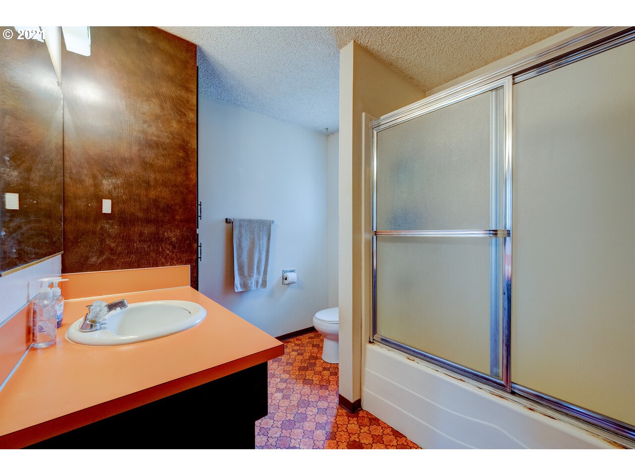 8530 South Barnards Road Canby, OR 97013 - Photo 15 of 22 a bathroom with a sink and a mirror