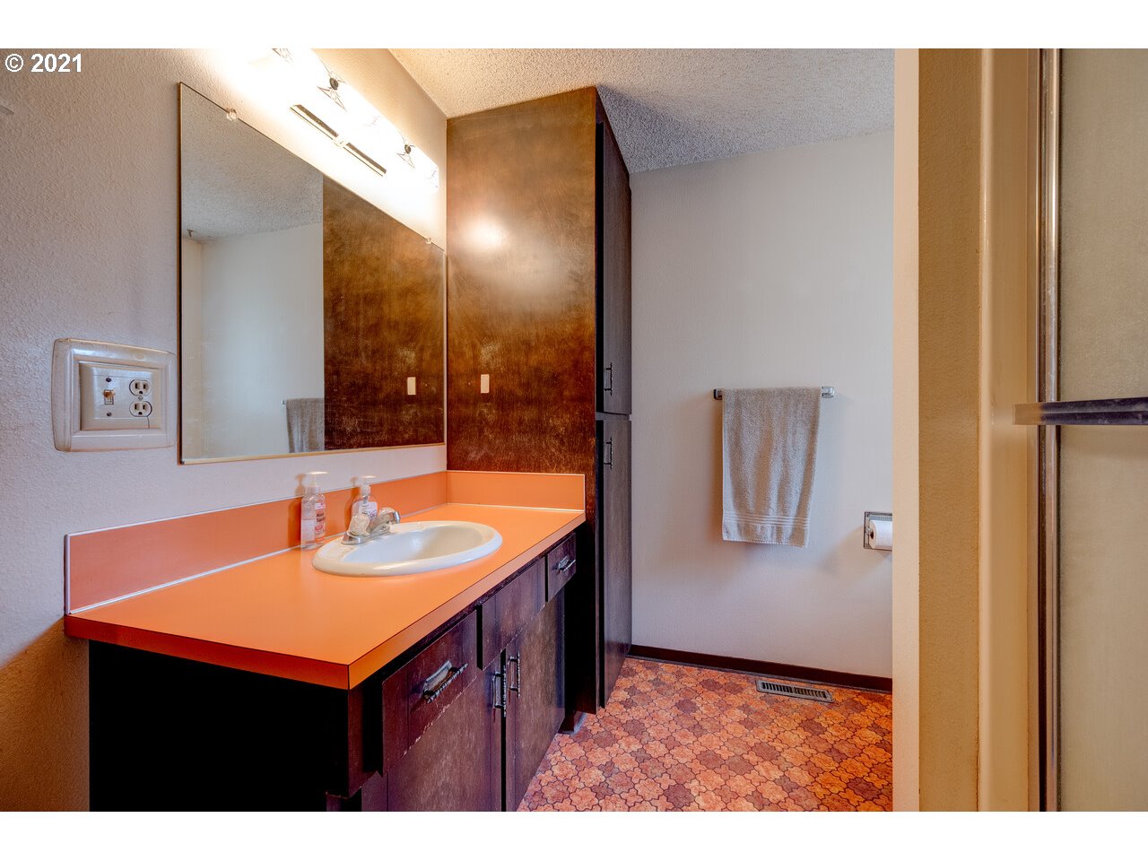 8530 South Barnards Road Canby, OR 97013 - Photo 16 of 22 a bathroom with a sink and a mirror