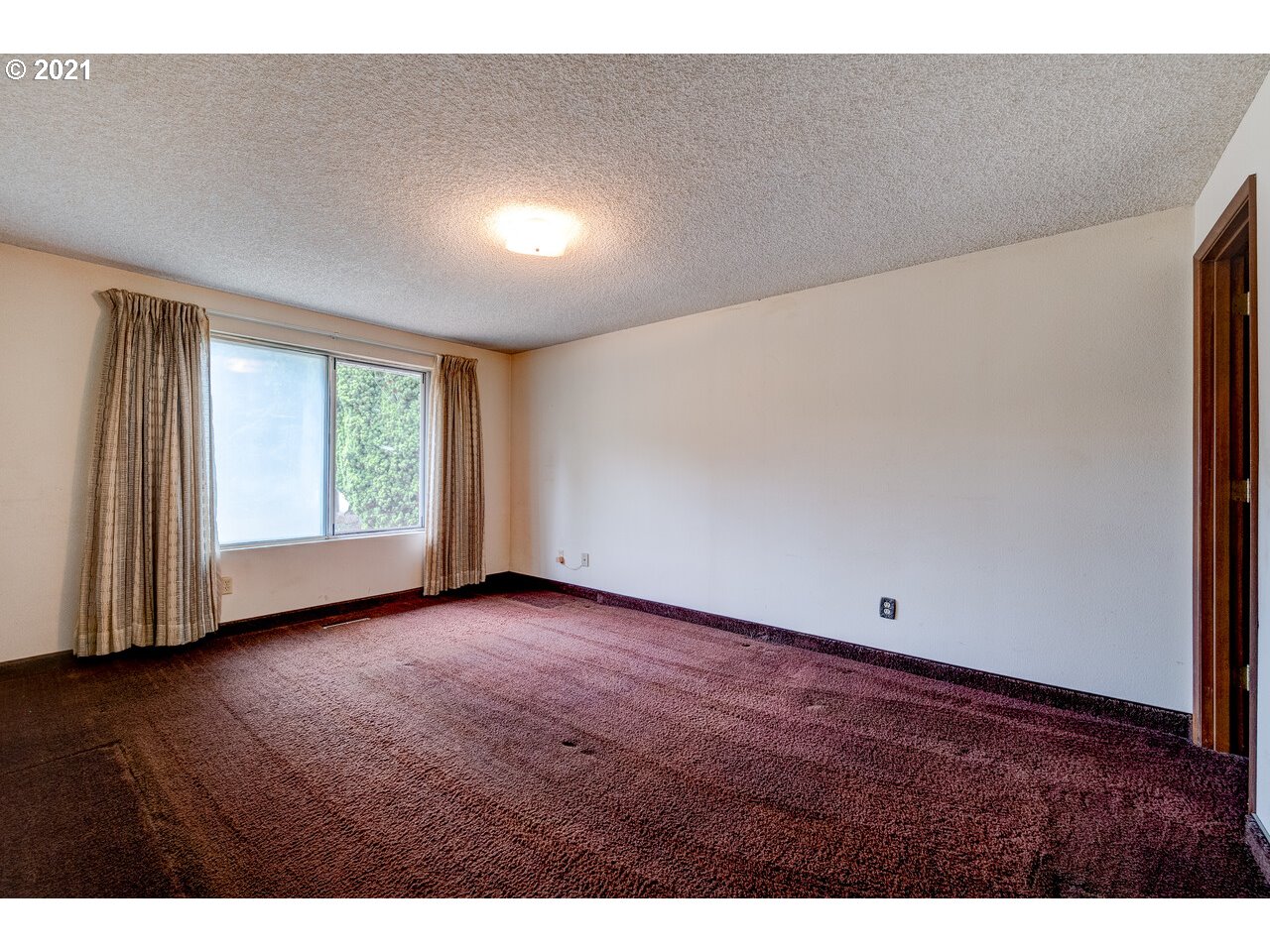 8530 South Barnards Road Canby, OR 97013 - Photo 17 of 22 a view of an empty room with wooden floor and a window