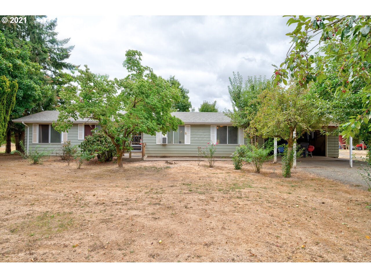 8530 South Barnards Road Canby, OR 97013 - Photo 3 of 22 a front view of a house with a garden