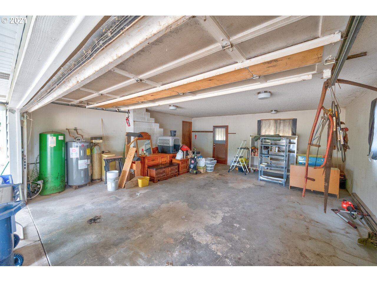 8530 South Barnards Road Canby, OR 97013 - Photo 5 of 22 a view of car garage
