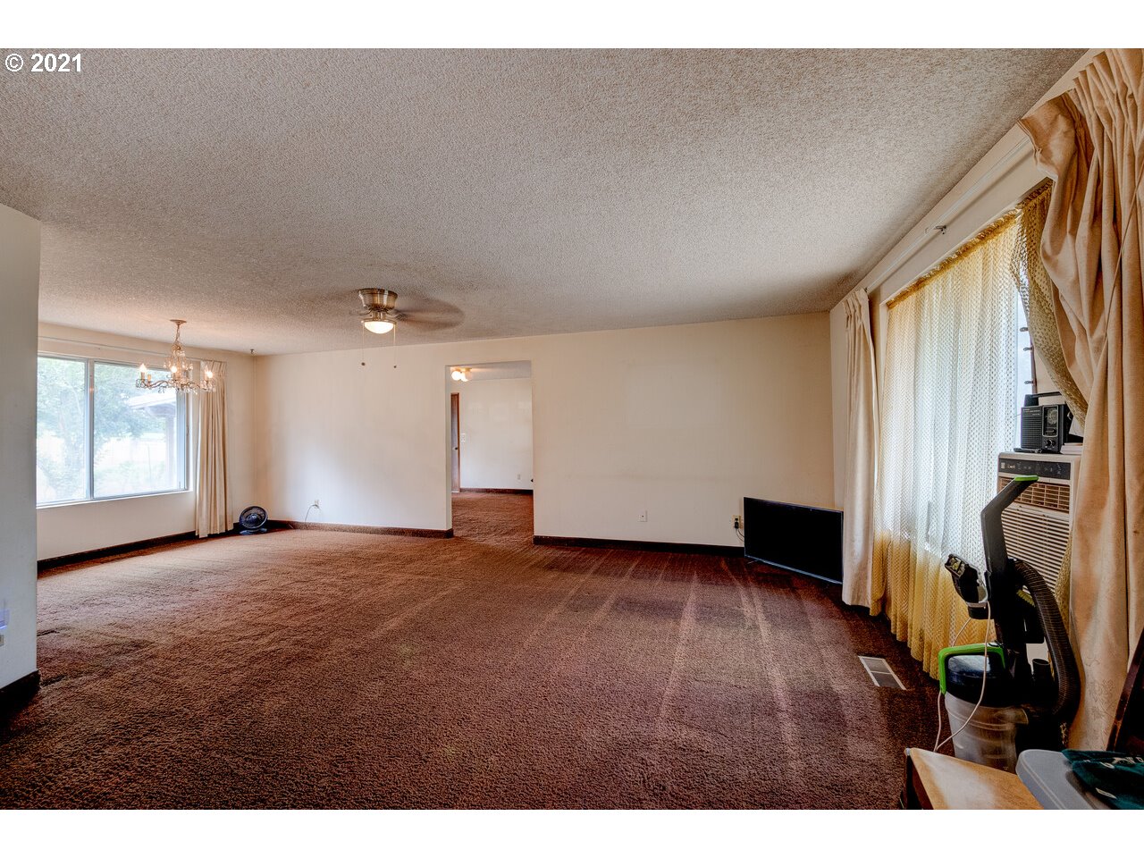 8530 South Barnards Road Canby, OR 97013 - Photo 8 of 22 a view of an empty room with a window