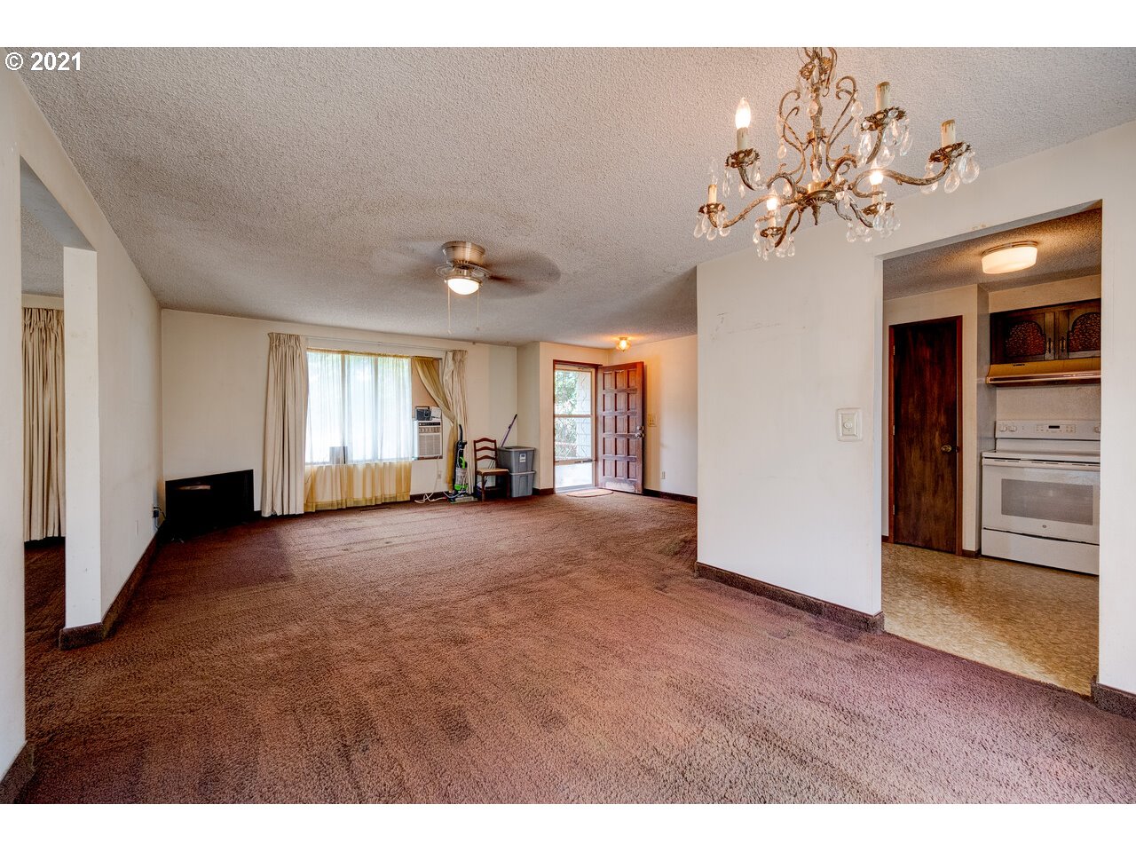 8530 South Barnards Road Canby, OR 97013 - Photo 10 of 22 a view of livingroom with a chandelier fan and windows