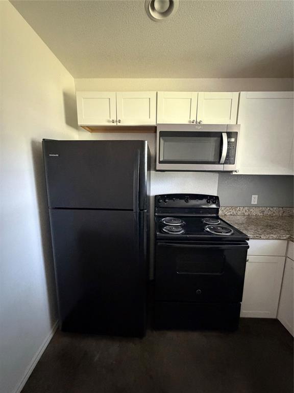 712 Seven Oaks Road, Unit 712 Bonham, TX 75418 - Photo 6 of 14 a kitchen with a refrigerator and a stove