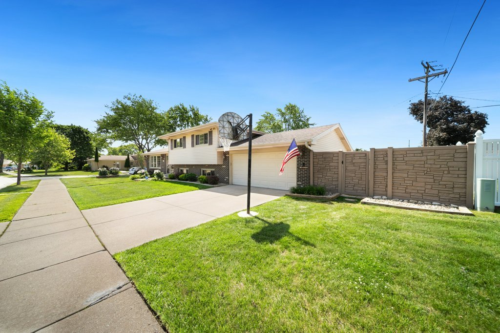 365 West Myrick Avenue Addison, IL 60101 - Photo 4 of 49 a house view with a garden