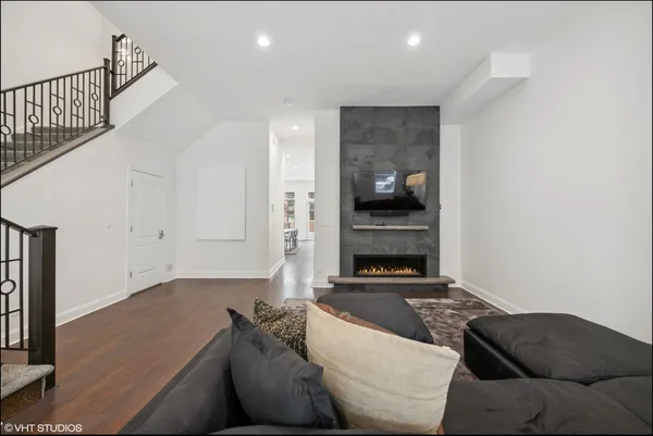 $9,000 | 215 North Green Street, Unit 2, Chicago, IL 60607